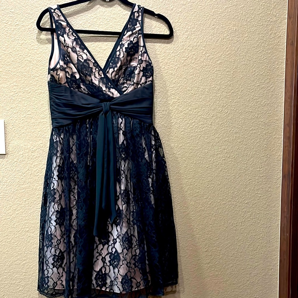 Maggy London beige with black lace overlay middling dress